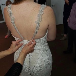 NWT BOUTIQUE LACE BEADED BRIDAL GOWN WEDDING DRESS-NEVER ALTERED/WORN. SIZE 10